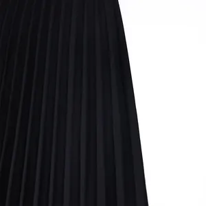 Détail macro du tissu plissé noir de haute qualité montrant une texture élégante et fine