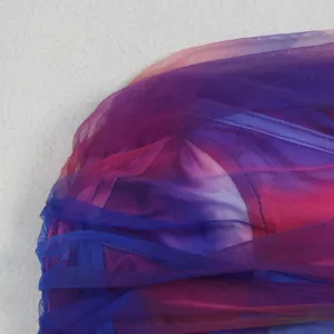 Vue macro détaillée montrant la texture du tissu en maille extensible dégradé bleu et violet