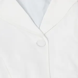 Nahaufnahme eines weißen Jumpsuits mit V-Ausschnitt, Stoffstruktur und Knopfdesign
