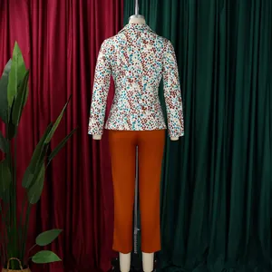 Vista posteriore dettagliata del blazer sfiancato fantasia e dei pantaloni arancioni da donna