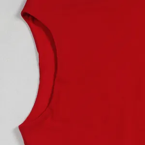 Detalle de cerca de la tela de gasa roja que muestra la textura del vestido tipo poncho