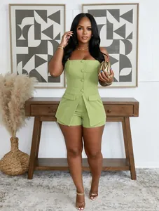 Combinaison short vert citron ajustée avec boutons et poches dans un décor d'intérieur
