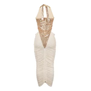 Elegante Rückansicht eines sexy Neckholder-Abendkleids mit Goldpailletten und Faltennetz