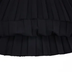 Détail rapproché de la couture de l'ourlet d'une jupe midi plissée noire fluide