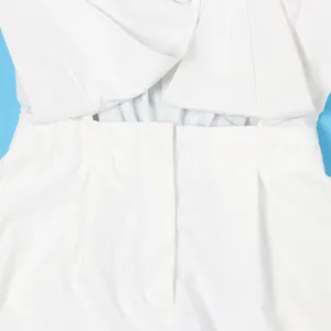 Detailansicht der Taille eines weißen, schmal geschnittenen Overalls