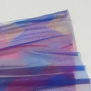 Détail macro d'un tissu en maille élastique transparente avec motif imprimé dégradé vibrant