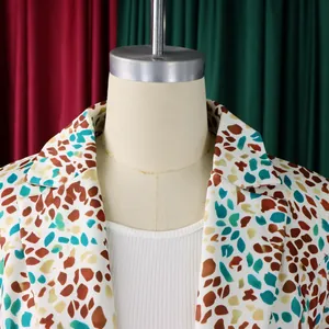 Dettaglio della fantasia astratta colorata e del revers di una giacca blazer alla moda donna.