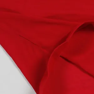 Detalle de cerca de la tela de gasa roja que muestra costuras y textura.