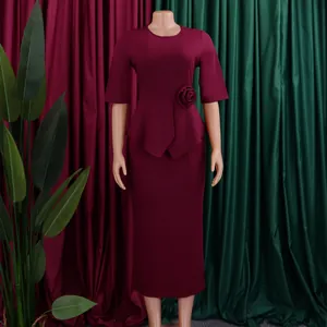 Detailansicht des weinroten Kleides mit eleganter 3D-Blume und Rüschen an der Taille