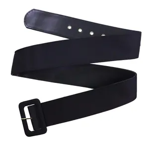 Vue détaillée de la texture d'une large ceinture en tissu noir avec une grande boucle rectangulaire.