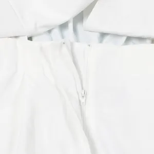 Detailaufnahme des verdeckten weißen Reißverschlusses an einem schmalen Jumpsuit