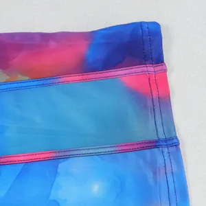 Gros plan sur les coutures de précision sur un tissu en maille extensible dégradé