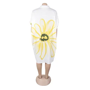 Achteraanzicht van elegante witte overhemdjurk met een groot geel bloemenpatroon.