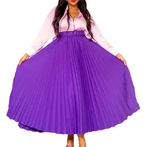 Jupe longue plissée taille haute violette élégante avec ceinture