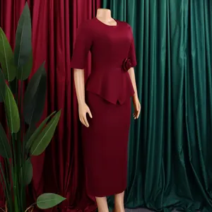 Elegantes weinrotes Schößchenkleid mit 3D-Blumendetail und figurbetontem Rock für Damen