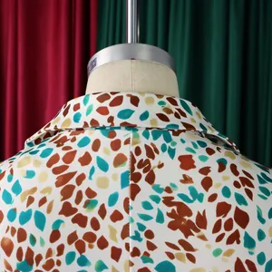 Primo piano di un blazer stampato alla moda che mostra la trama del tessuto e i dettagli.