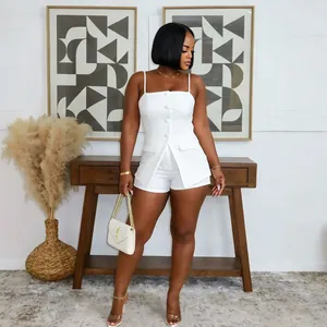 Vue complète du combishort blanc élégant à bretelles avec effet faux deux-pièces