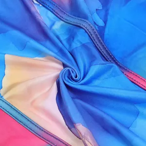 Gros plan d'un tissu en maille élastique colorée montrant la texture et l'imprimé