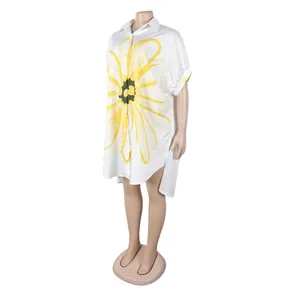 Oversized wit doorknoopoverhemdjurk met grote zonnebloemprint en asymmetrische hoge-lage zoom