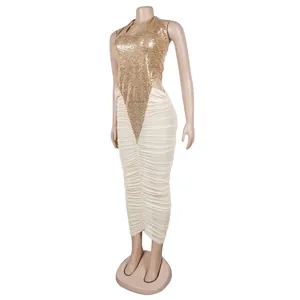 Detail des eleganten Neckholder-Abendkleids mit Goldpailletten und cremefarbenem Netz