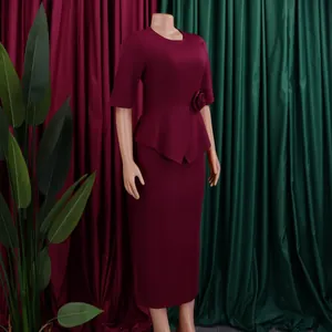 Detailansicht eines weinroten Schößchenkleides mit elegantem 3D-Blumen-Taillenschmuck.