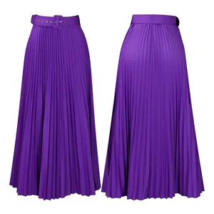 Détail d'une jupe longue plissée violette à taille haute et ceinture, vues avant et arrière.