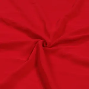 Vista de detalle del tejido de gasa roja con textura suave y caída elegante de tela