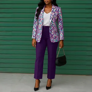 Dettaglio del completo da donna due pezzi con blazer floreale e pantaloni viola