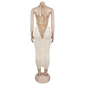 Rückansicht eines eleganten Abendkleids mit goldenen Pailletten und Netzfalten