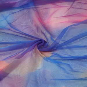 Vue macro détaillée du tissu en maille extensible dégradé aux tons bleus et violets