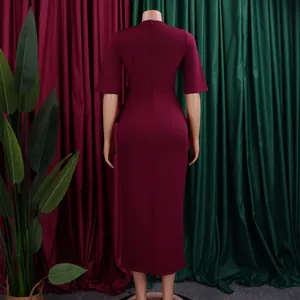 Rückansicht eines eleganten burgunderfarbenen Sommerkleides mit Hüftwickel-Design