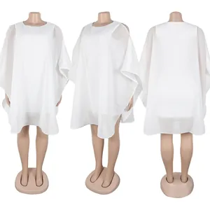 Vista profesional desde tres ángulos de un vestido tipo poncho de gasa blanca de corte holgado.