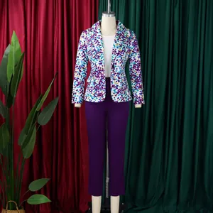 Vista dettagliata del set blazer con stampa floreale e pantaloni viola per donna