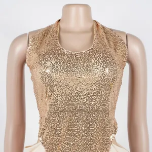 Detailansicht eines champagnergoldenen Pailletten-Halter-Abendkleides mit Textur.
