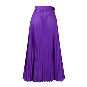 Vue arrière d'une élégante jupe midi plissée violette à taille haute avec ceinture.