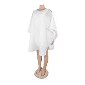 Vista detallada de un vestido tipo poncho de gasa blanca suelta sobre un maniquí