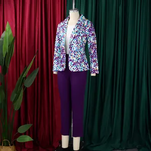 Elegante tailleur da donna composto da blazer a fiori e pantaloni viola coordinati