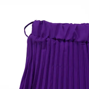 Détail de la taille élastiquée et des plis verticaux d'une jupe midi violette.