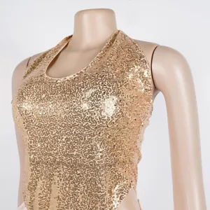 Nahaufnahme des eleganten champagnergoldenen Paillettenstoffs an einem Neckholder-Kleid