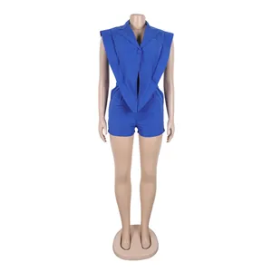 Detailansicht des blauen ärmellosen Overalls mit V-Ausschnitt und Saumdesign