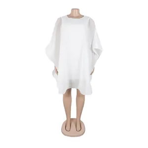 Vista frontal de un vestido de gasa blanca con capa en un maniquí de moda elegante