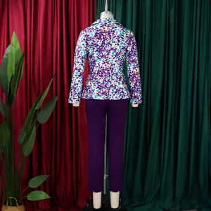 Vista posteriore di un elegante completo blazer floreale con pantaloni slim viola.