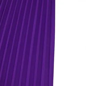 Gros plan détaillé sur la texture du tissu plissé violet d'une jupe midi taille haute