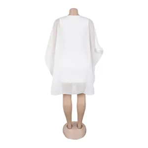 Vista trasera detallada de un elegante vestido poncho de gasa blanca en un maniquí