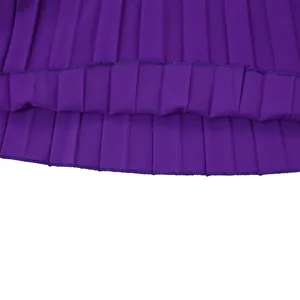 Gros plan détaillé montrant les plis fins et l'ourlet d'une jupe mi-longue violette