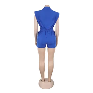 Rückansicht eines blauen ärmellosen Freizeit-Jumpsuits mit elastischer Taille