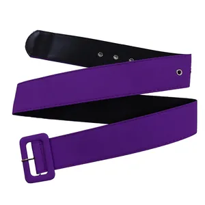 Vue détaillée d'une ceinture large violette avec boucle recouverte de tissu et œillets.