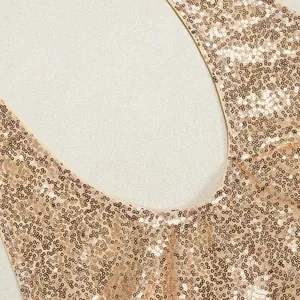 Makroansicht der funkelnden roségoldenen Pailletten auf einem luxuriösen Abendkleid.