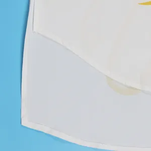 Detailopname van een witte bedrukte blouse met een elegante asymmetrische zoom
