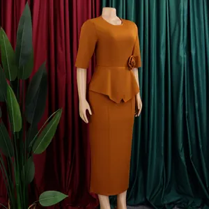 Elegantes festes Karamell-Peplum-Midikleid mit 3D-Blumendetail und schmaler Passform